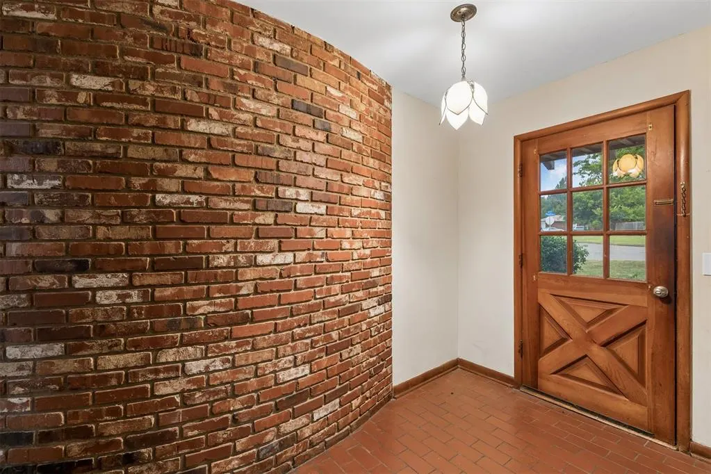 Photo 5 — 301 E Ridgewood Drive, Midwest City, OK 73110