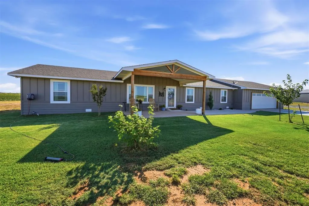 Front exterior — 21105 E County Road 162, Headrick, OK 73549