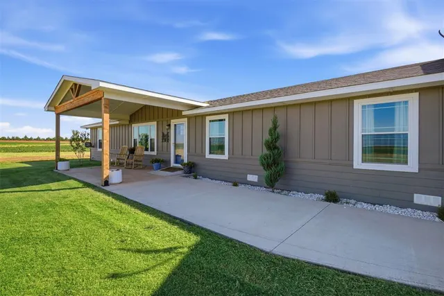 Photo 3 — 21105 E County Road 162, Headrick, OK 73549