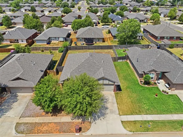 Photo 2 — 909 Cimarron Creek Drive, Yukon, OK 73099