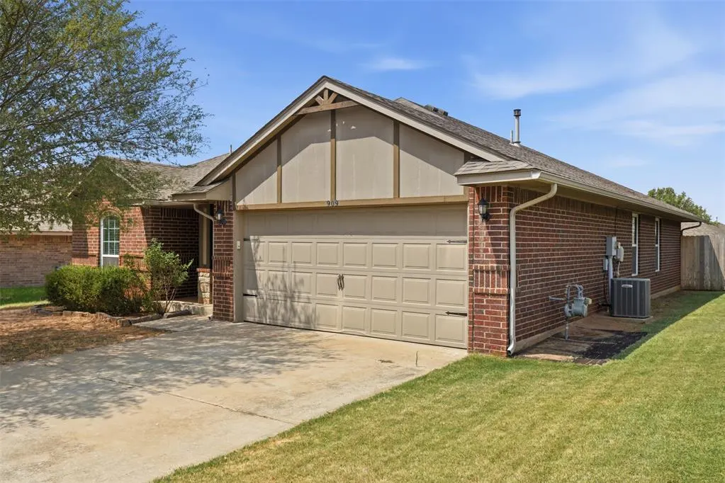 Photo 3 — 909 Cimarron Creek Drive, Yukon, OK 73099