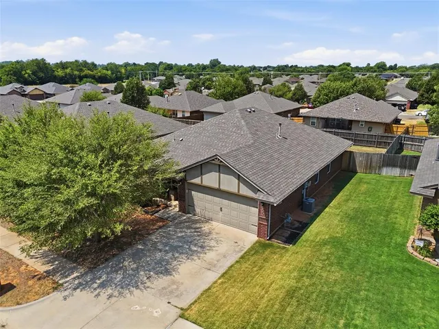 Photo 4 — 909 Cimarron Creek Drive, Yukon, OK 73099
