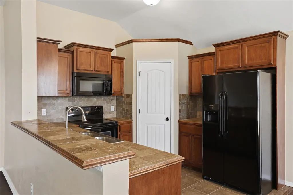 Photo 9 — 909 Cimarron Creek Drive, Yukon, OK 73099
