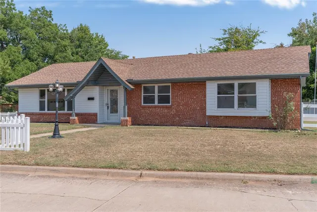 Photo 2 — 601 Country Club Circle, Oklahoma City, OK 73110