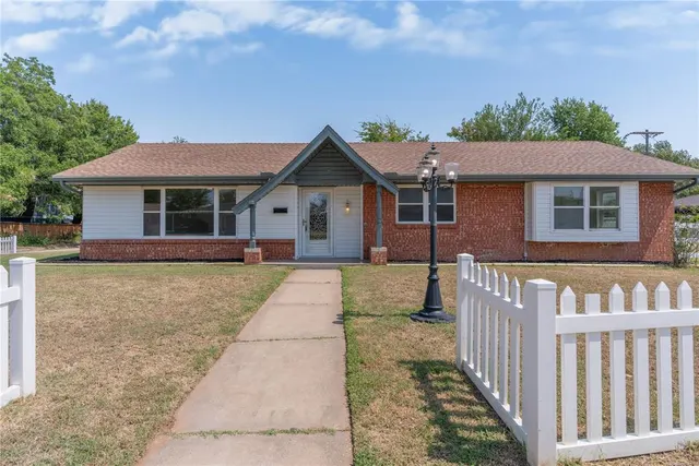 Photo 3 — 601 Country Club Circle, Oklahoma City, OK 73110