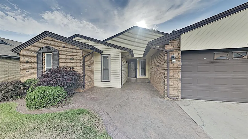 Photo 2 — 3905 Regatta Road, Yukon, OK 73099