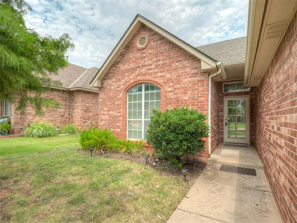 Photo 2 — 325 Crossland Court, Edmond, OK 73003