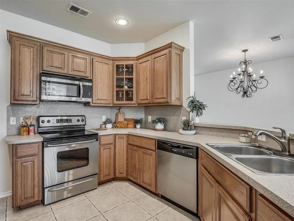 Photo 11 — 325 Crossland Court, Edmond, OK 73003