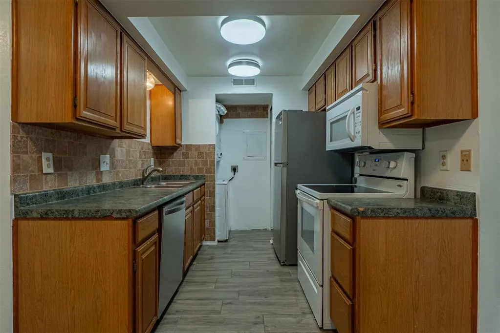 Photo 8 — 11130 Stratford Drive 418, Oklahoma City, OK 73120