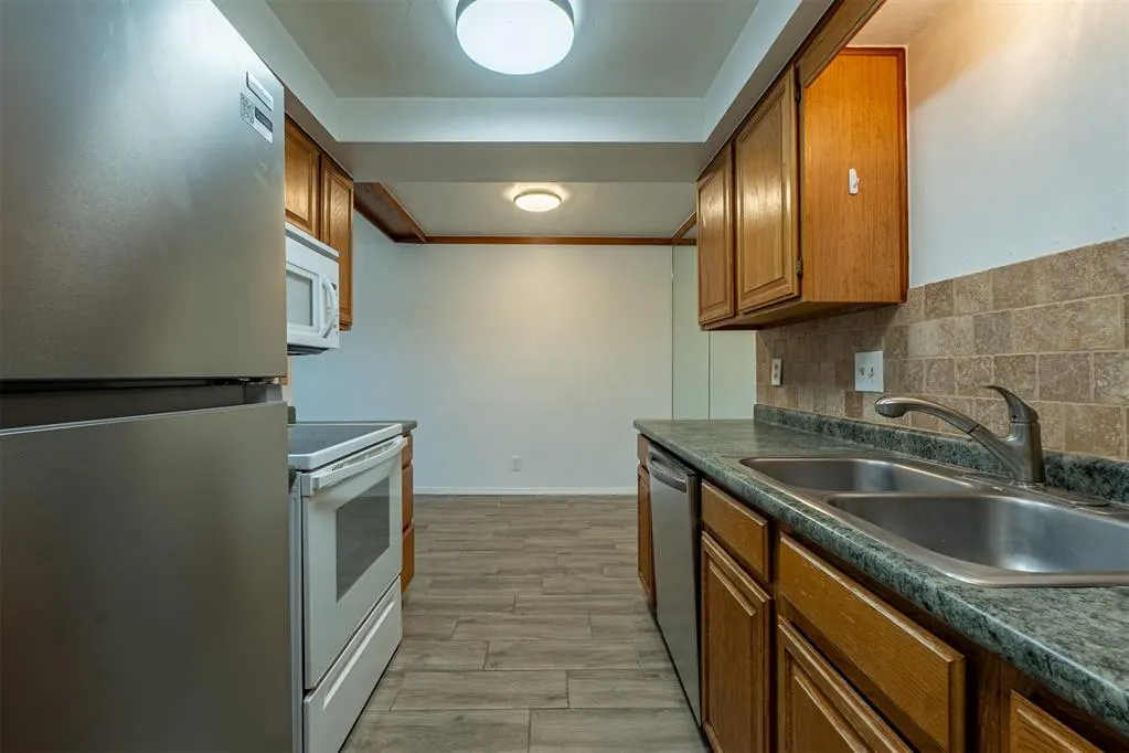 Photo 12 — 11130 Stratford Drive 418, Oklahoma City, OK 73120