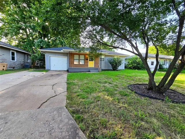 Photo 2 — 1413 N Sherry Lane, Shawnee, OK 74801