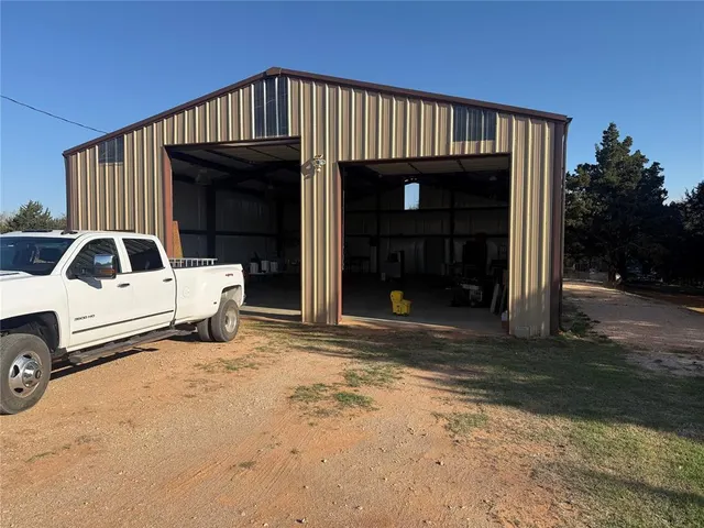 Photo 2 — 2308 Crest Lane, Guthrie, OK 73044