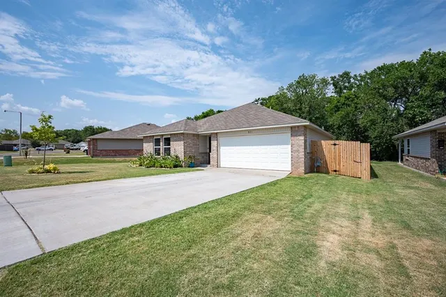 Photo 3 — 831 Twin Lakes Drive, Noble, OK 73068