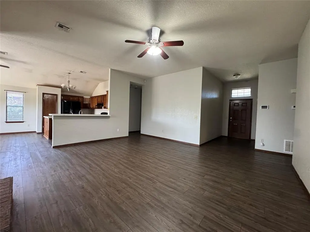 Photo 4 — 420 E Twelve Oaks Terrace, Mustang, OK 73064