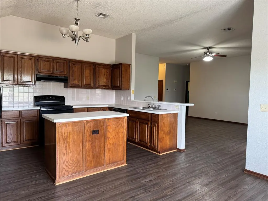 Photo 5 — 420 E Twelve Oaks Terrace, Mustang, OK 73064