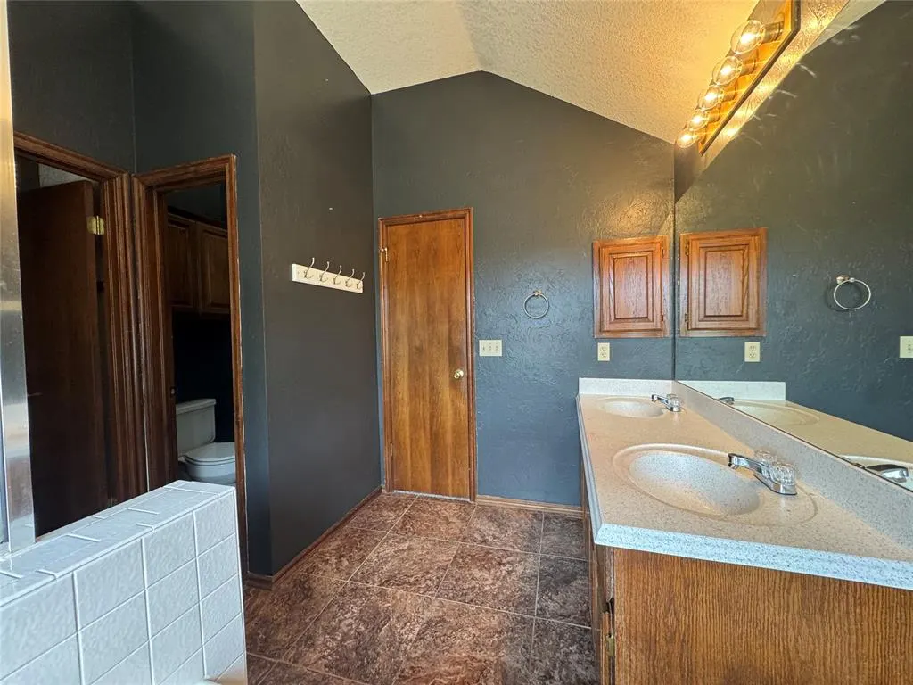 Photo 10 — 420 E Twelve Oaks Terrace, Mustang, OK 73064