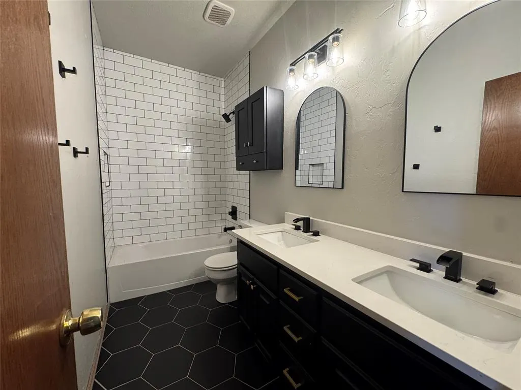 Photo 12 — 420 E Twelve Oaks Terrace, Mustang, OK 73064