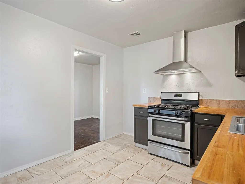 Photo 14 — 1607 Oxford Way, Oklahoma City, OK 73120