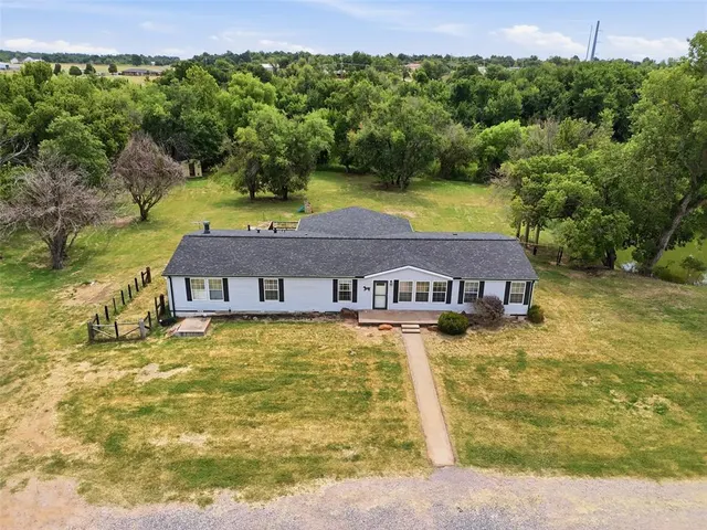 Photo 2 — 13732 W Cooksey Road, Crescent, OK 73028