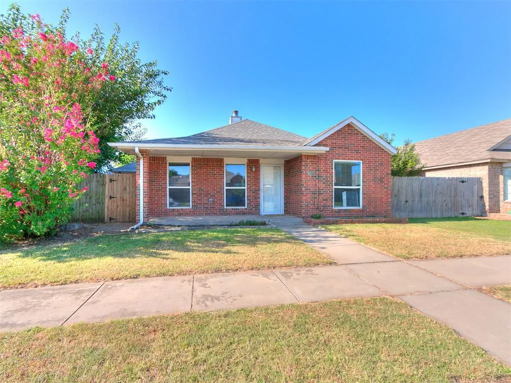 Photo 2 — 1402 SW 23rd Street, Moore, OK 73170