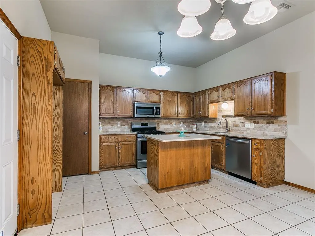 Photo 13 — 1402 SW 23rd Street, Moore, OK 73170