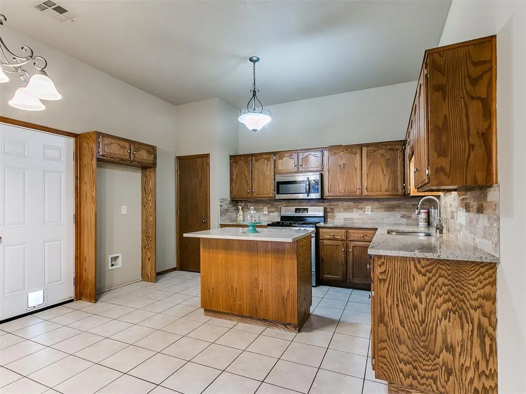 Photo 14 — 1402 SW 23rd Street, Moore, OK 73170
