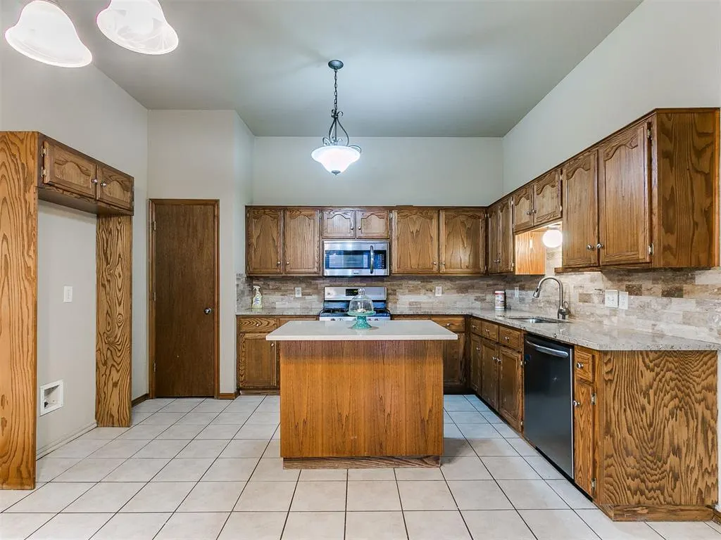 Photo 15 — 1402 SW 23rd Street, Moore, OK 73170