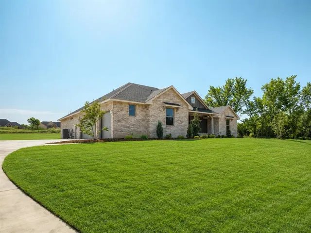 Photo 2 — 1978 S Blackberry Bend, Guthrie, OK 73044