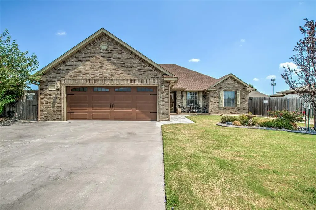 Front exterior — 401 Stoneridge Drive, Moore, OK 73160