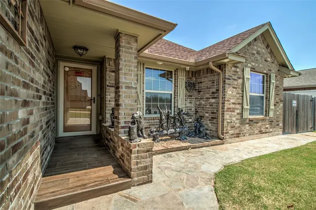 Photo 3 — 401 Stoneridge Drive, Moore, OK 73160