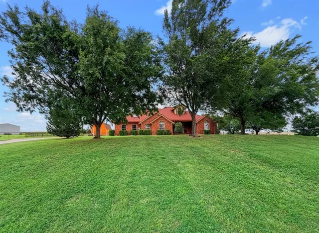 Photo 2 — 594 NE Valley View Road, Lawton, OK 73507