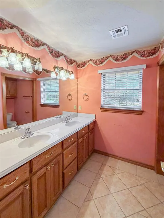 Photo 9 — 594 NE Valley View Road, Lawton, OK 73507