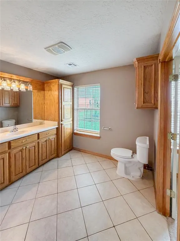 Photo 18 — 594 NE Valley View Road, Lawton, OK 73507