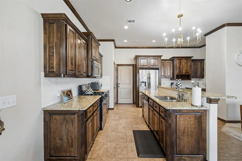 Photo 4 — 636 NE 23rd Street, Moore, OK 73160