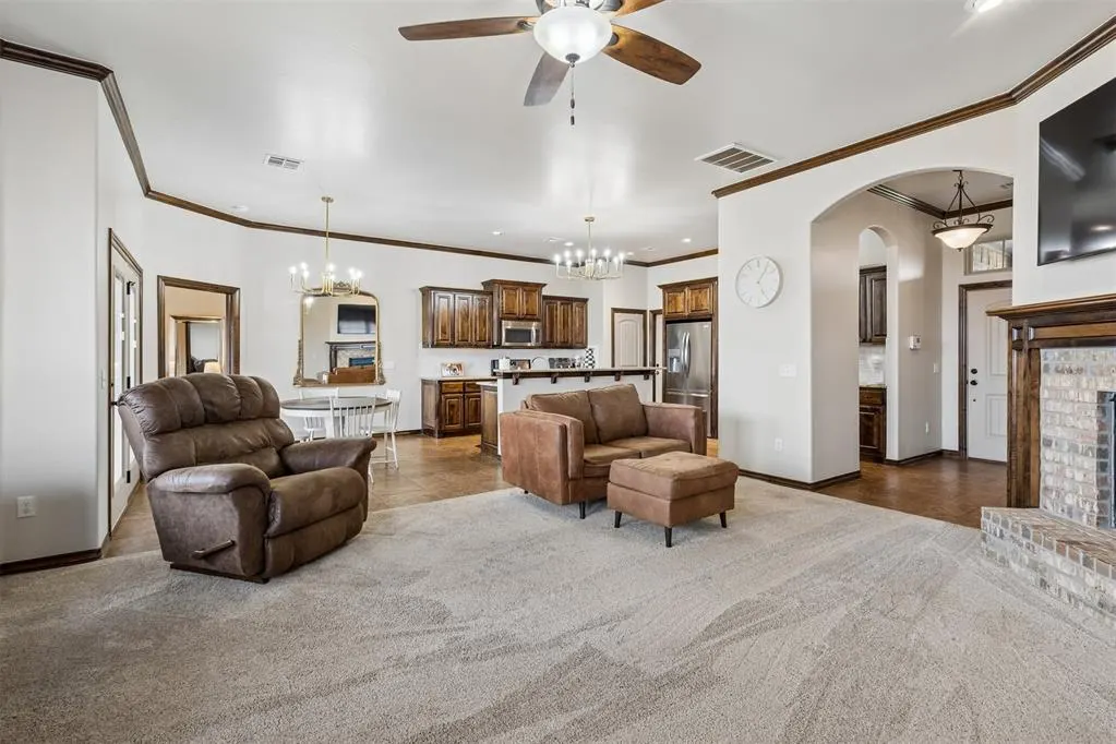 Photo 11 — 636 NE 23rd Street, Moore, OK 73160