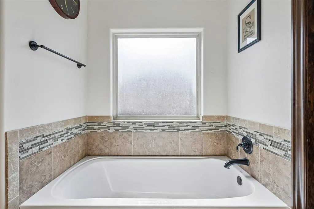 Photo 23 — 636 NE 23rd Street, Moore, OK 73160