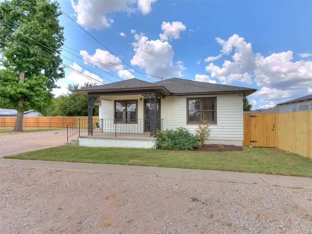 Photo 2 — 906 W Ridgewood Street, Shawnee, OK 74801