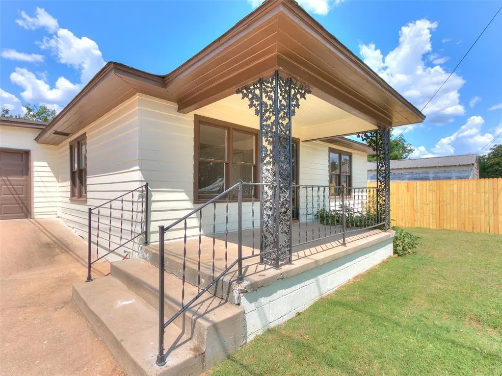 Photo 3 — 906 W Ridgewood Street, Shawnee, OK 74801