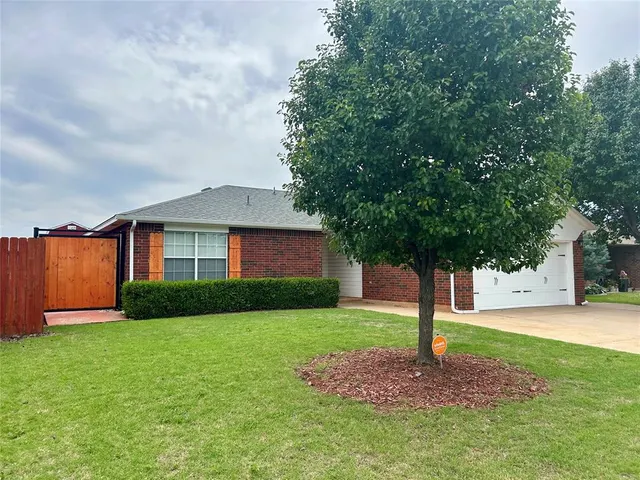 Photo 2 — 1044 NW 19th Street, Moore, OK 73160
