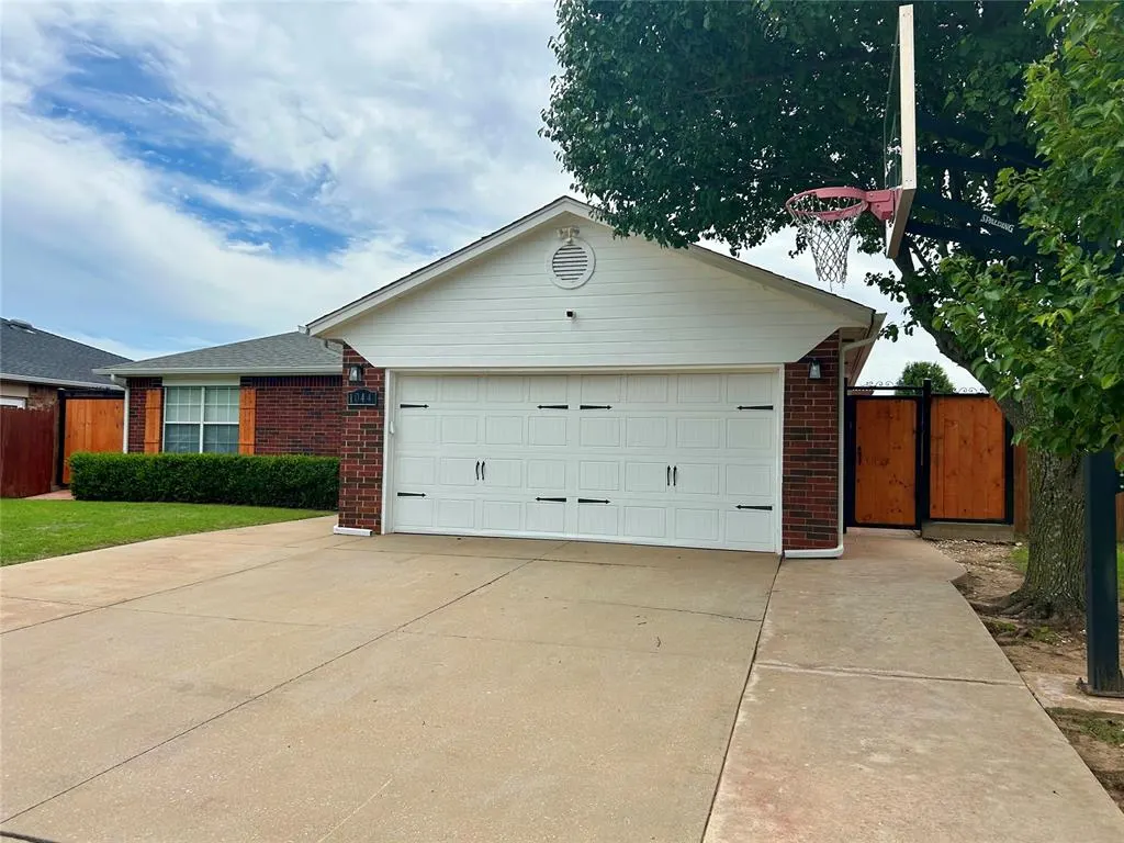 Photo 3 — 1044 NW 19th Street, Moore, OK 73160