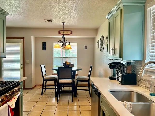 Photo 5 — 1044 NW 19th Street, Moore, OK 73160