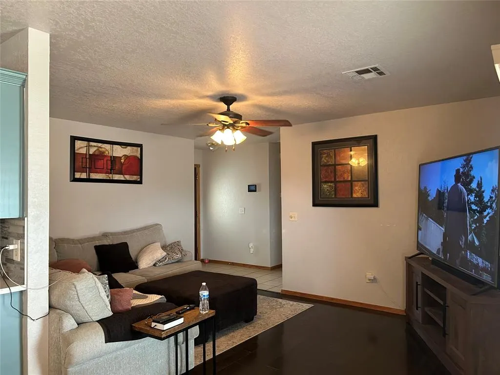 Photo 6 — 1044 NW 19th Street, Moore, OK 73160