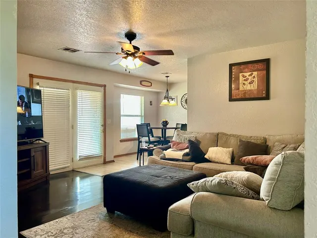 Photo 7 — 1044 NW 19th Street, Moore, OK 73160