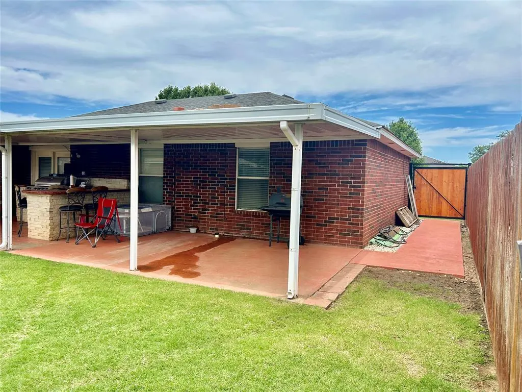 Photo 16 — 1044 NW 19th Street, Moore, OK 73160