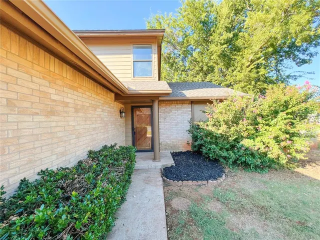 Photo 6 — 213 Woodbridge Circle, Edmond, OK 73012
