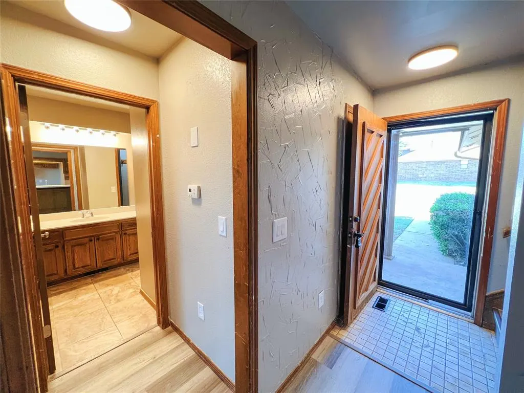 Photo 8 — 213 Woodbridge Circle, Edmond, OK 73012