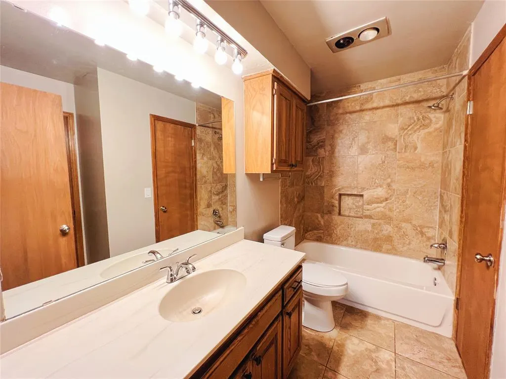 Photo 11 — 213 Woodbridge Circle, Edmond, OK 73012