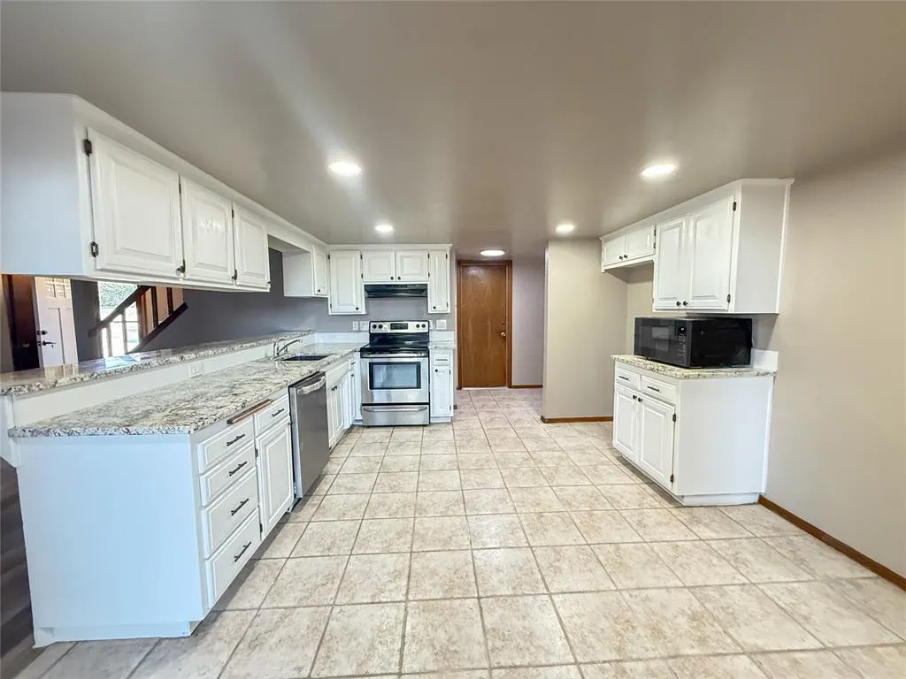 Front exterior — 213 Woodbridge Circle, Edmond, OK 73012