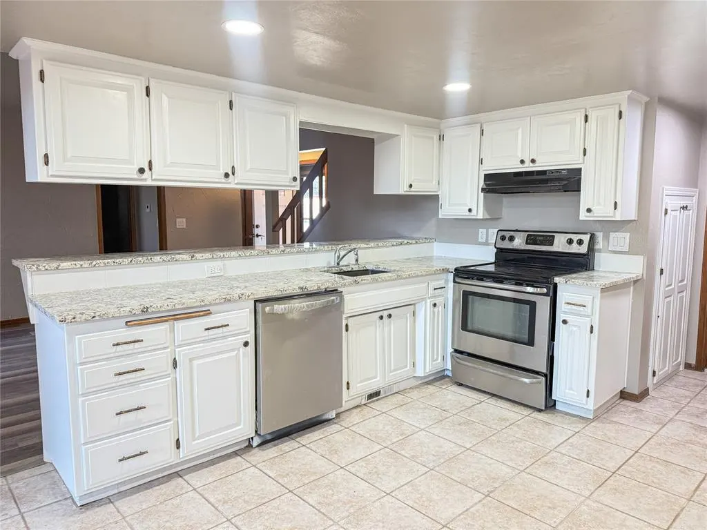 Photo 2 — 213 Woodbridge Circle, Edmond, OK 73012