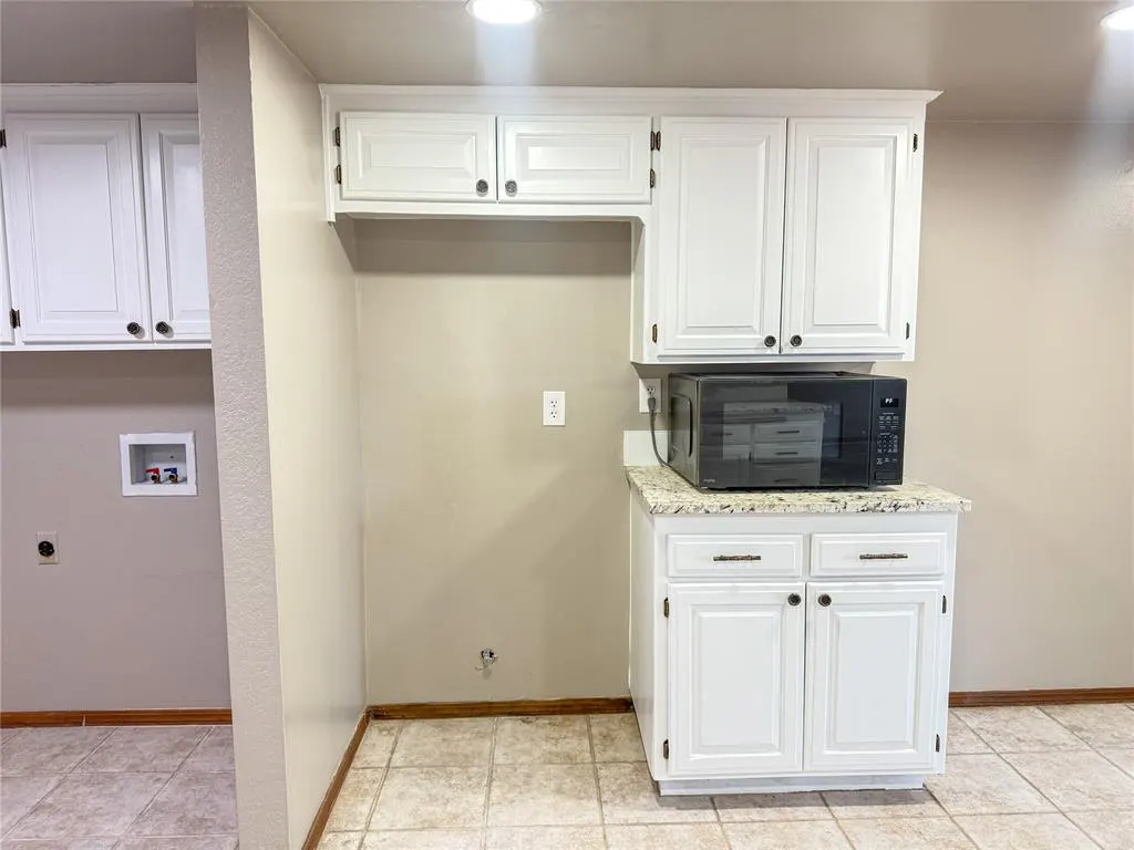 Photo 3 — 213 Woodbridge Circle, Edmond, OK 73012